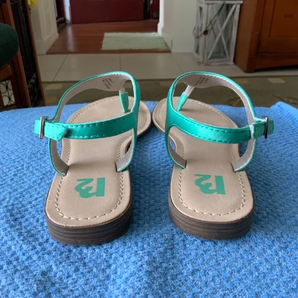 R2 Women’s Green Sandals with rhinestones, Size 7, like new. - Picture 3 of 4